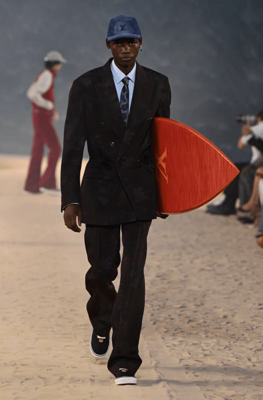 Louis Vuitton SS27 Show von Pharrell mit neun Meter hoher Welle in Paris