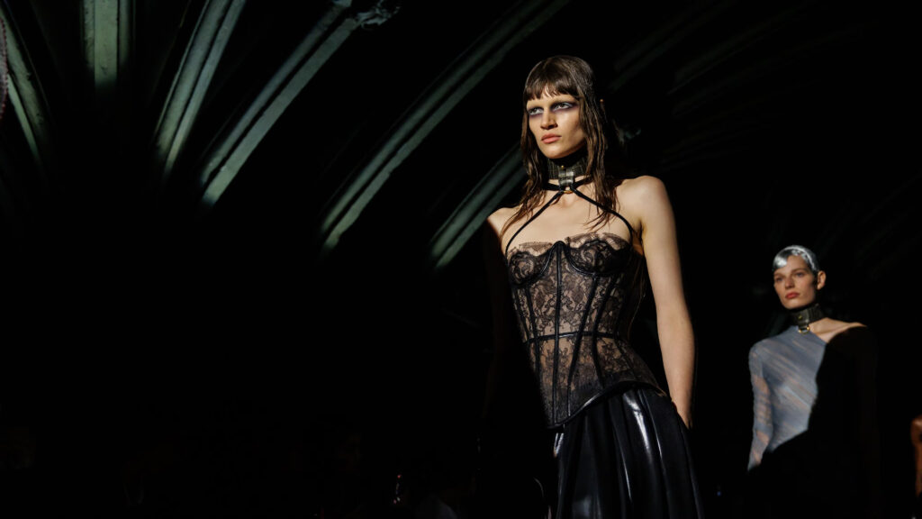 Model in einem Look von McQueen SS27