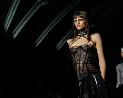 Model in einem Look von McQueen SS27