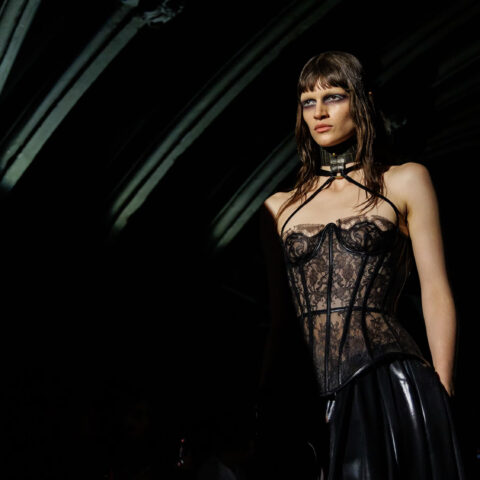 Model in einem Look von McQueen SS27