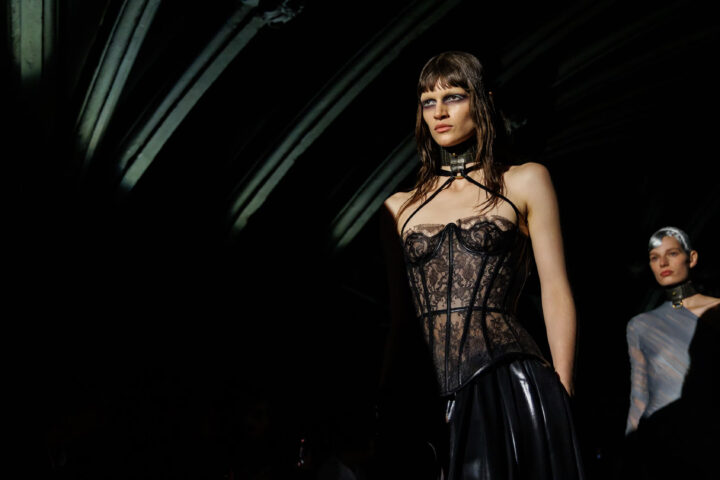 Model in einem Look von McQueen SS27