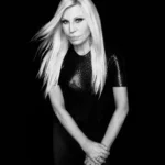 Donatella Versace in schwarzem Outfit bei der Ankündigung ihrer neuen Marke mit Revolve