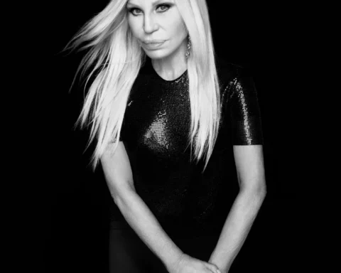 Donatella Versace in schwarzem Outfit bei der Ankündigung ihrer neuen Marke mit Revolve