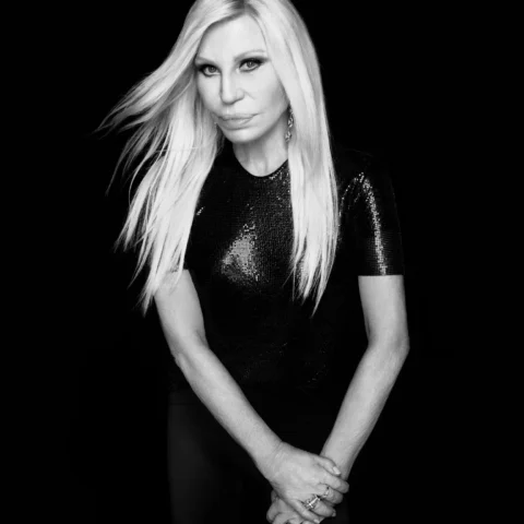 Donatella Versace in schwarzem Outfit bei der Ankündigung ihrer neuen Marke mit Revolve